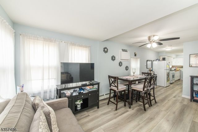 20 Park Dr, Oakland Boro, NJ 07436