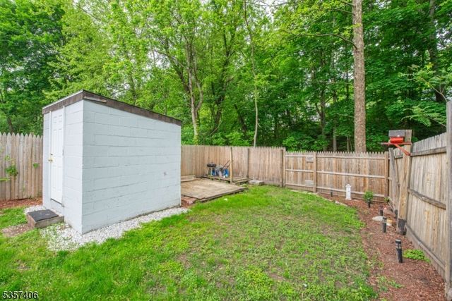 20 Park Dr, Oakland Boro, NJ 07436