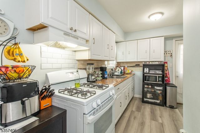 20 Park Dr, Oakland Boro, NJ 07436