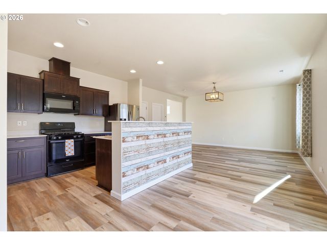 904 BEAR CREEK Dr, Molalla, OR 97038