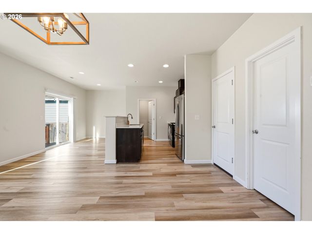 904 BEAR CREEK Dr, Molalla, OR 97038