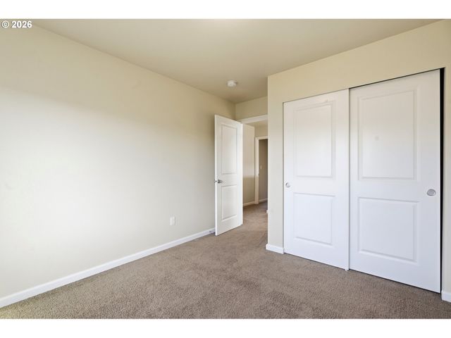 904 BEAR CREEK Dr, Molalla, OR 97038