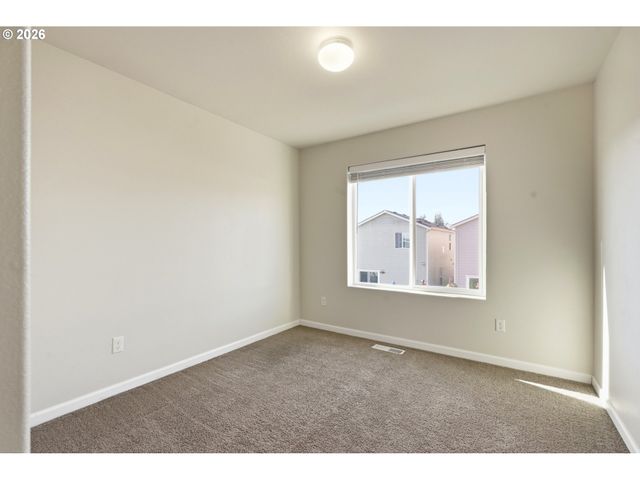 904 BEAR CREEK Dr, Molalla, OR 97038