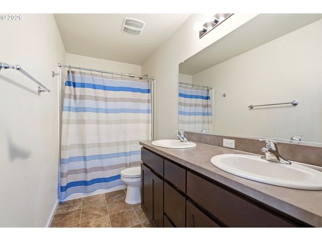 904 BEAR CREEK Dr, Molalla, OR 97038