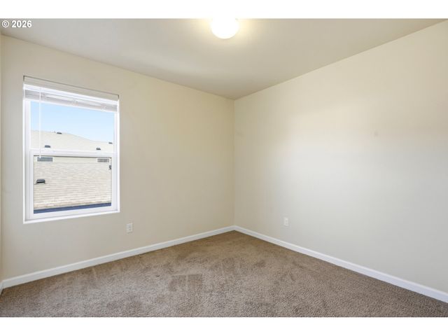 904 BEAR CREEK Dr, Molalla, OR 97038