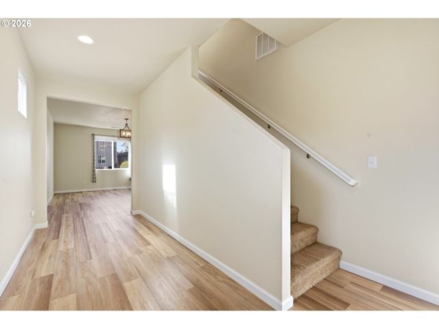 904 BEAR CREEK Dr, Molalla, OR 97038