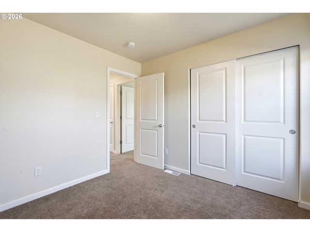 904 BEAR CREEK Dr, Molalla, OR 97038