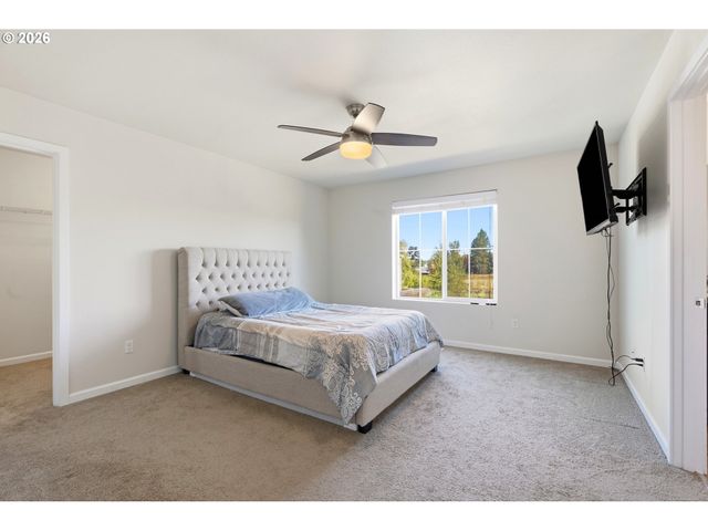 904 BEAR CREEK Dr, Molalla, OR 97038