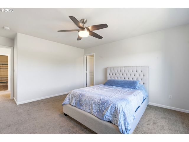 904 BEAR CREEK Dr, Molalla, OR 97038