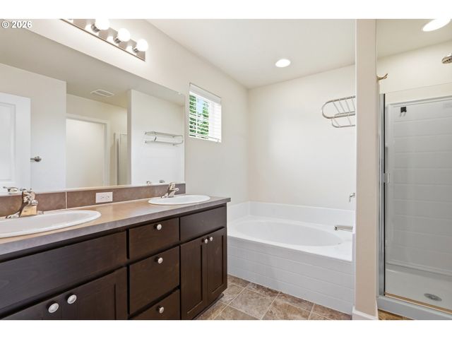 904 BEAR CREEK Dr, Molalla, OR 97038