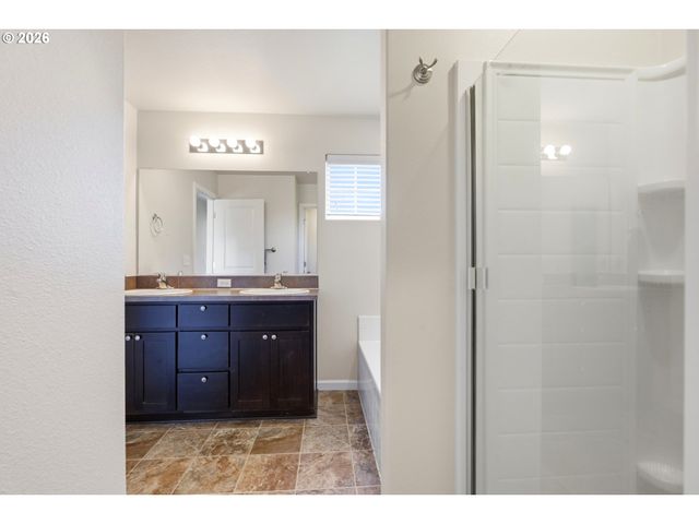 904 BEAR CREEK Dr, Molalla, OR 97038