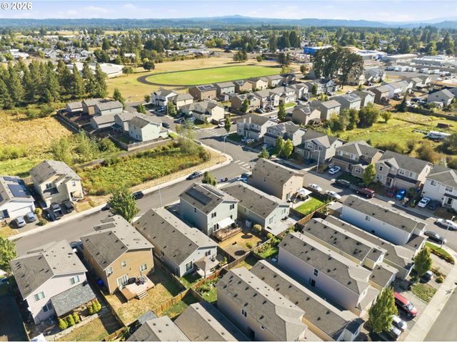 904 BEAR CREEK Dr, Molalla, OR 97038