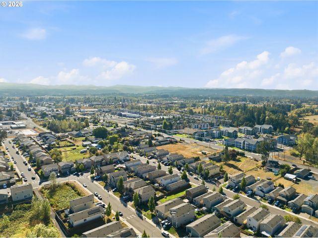 904 BEAR CREEK Dr, Molalla, OR 97038
