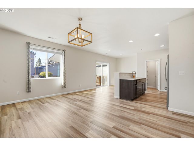 904 BEAR CREEK Dr, Molalla, OR 97038