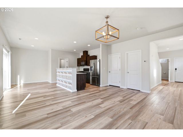 904 BEAR CREEK Dr, Molalla, OR 97038