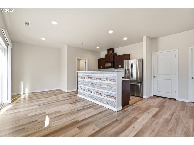 904 BEAR CREEK Dr, Molalla, OR 97038