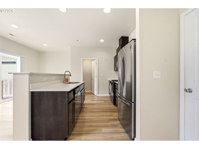 904 BEAR CREEK Dr, Molalla, OR 97038