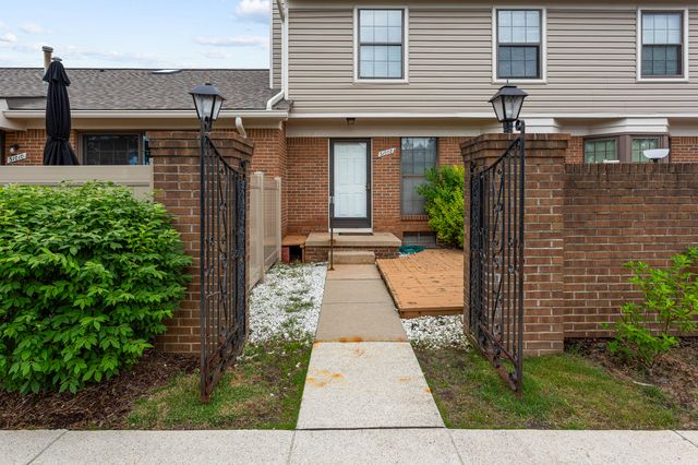 31008 Country Bluff, Farmington Hills, MI 48331