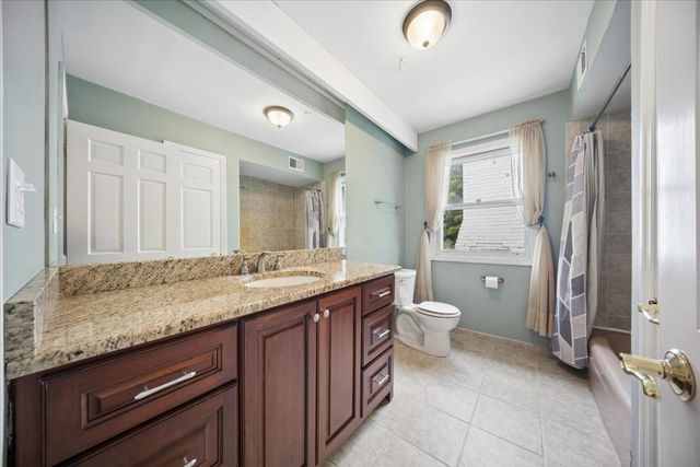 132 Wagon Wheel Lane, Barrington, IL 60010