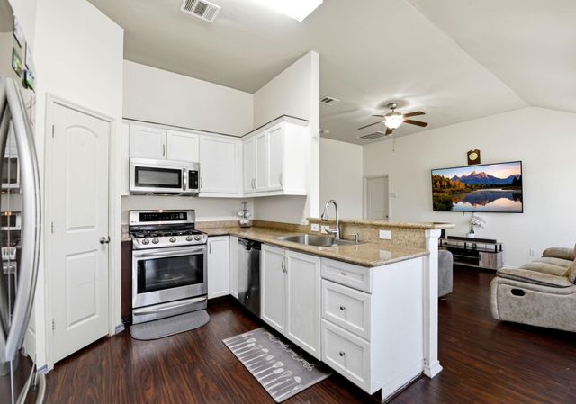 100 Oakwood Court, Huntsville, TX 77320