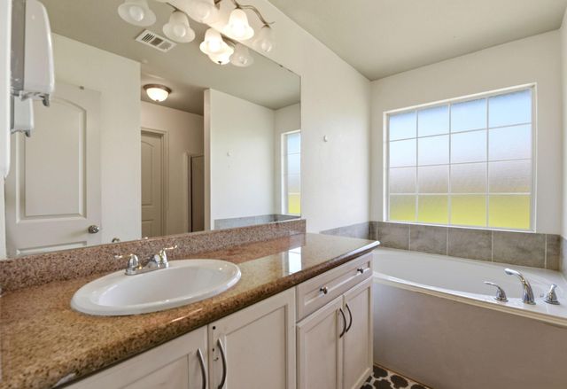 100 Oakwood Court, Huntsville, TX 77320