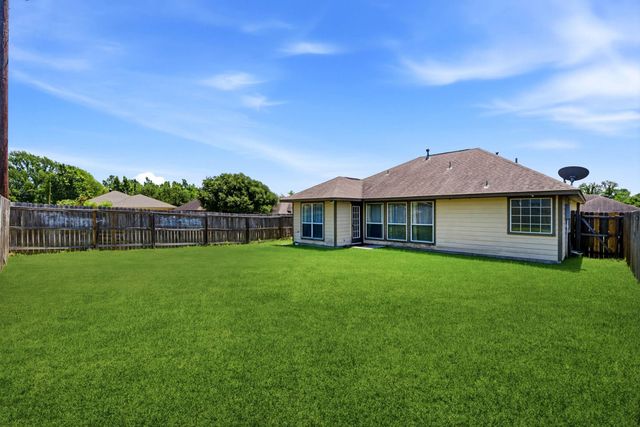 100 Oakwood Court, Huntsville, TX 77320