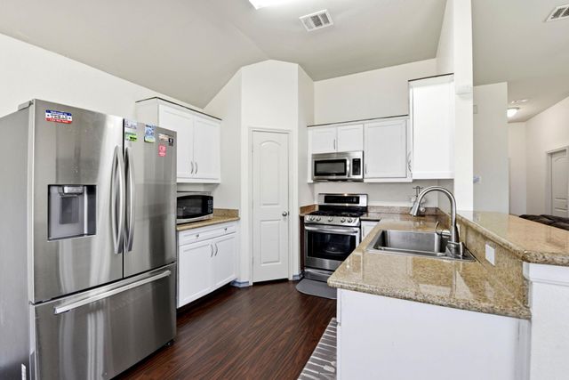 100 Oakwood Court, Huntsville, TX 77320