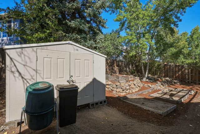3044 NE Lansing Court, Bend, OR 97701