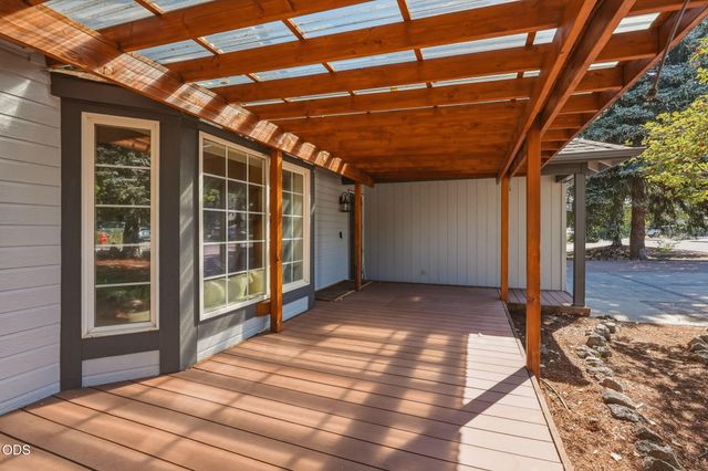 3044 NE Lansing Court, Bend, OR 97701
