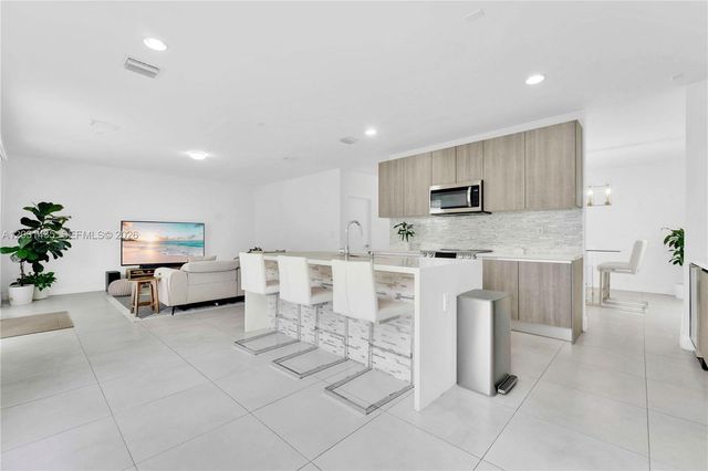 6750 NW 103rd Avenue, Doral, FL 33178