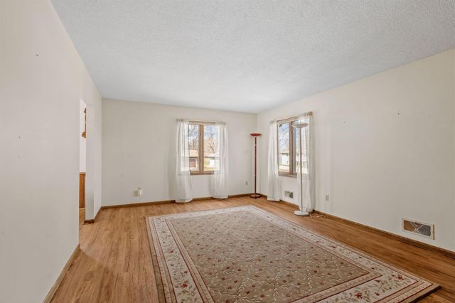 1079 Monroe Street S, Shakopee, MN 55379