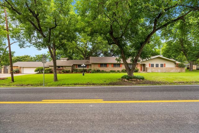 110 W Crockett Street, Wolfe City, TX 75496