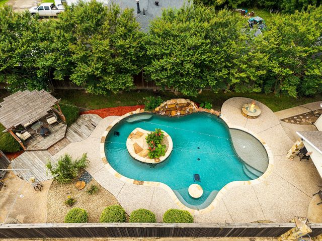 110 W Crockett Street, Wolfe City, TX 75496