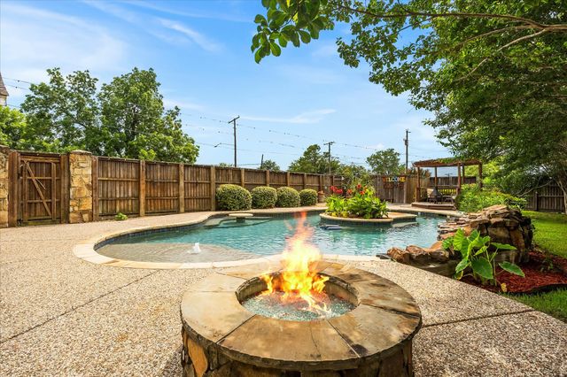 110 W Crockett Street, Wolfe City, TX 75496