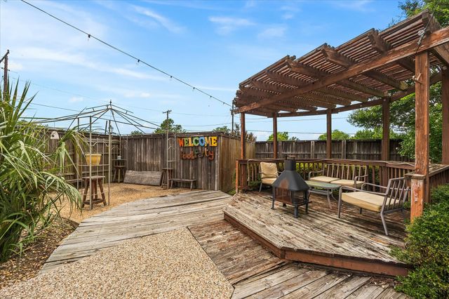 110 W Crockett Street, Wolfe City, TX 75496