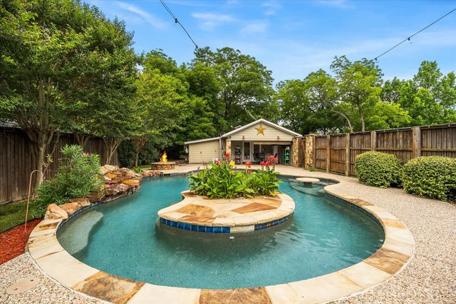 110 W Crockett Street, Wolfe City, TX 75496