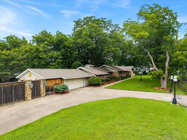 110 W Crockett Street, Wolfe City, TX 75496