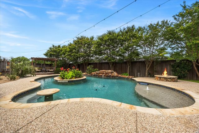 110 W Crockett Street, Wolfe City, TX 75496