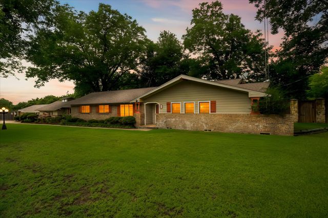 110 W Crockett Street, Wolfe City, TX 75496