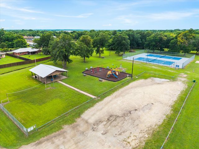 110 W Crockett Street, Wolfe City, TX 75496