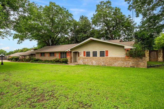110 W Crockett Street, Wolfe City, TX 75496