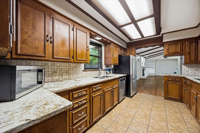 110 W Crockett Street, Wolfe City, TX 75496