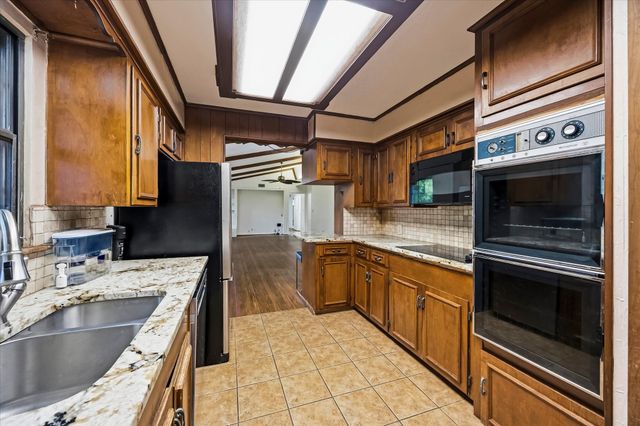 110 W Crockett Street, Wolfe City, TX 75496