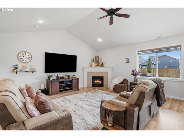 2944 Ne DRIFT Ct, Albany, OR 97321