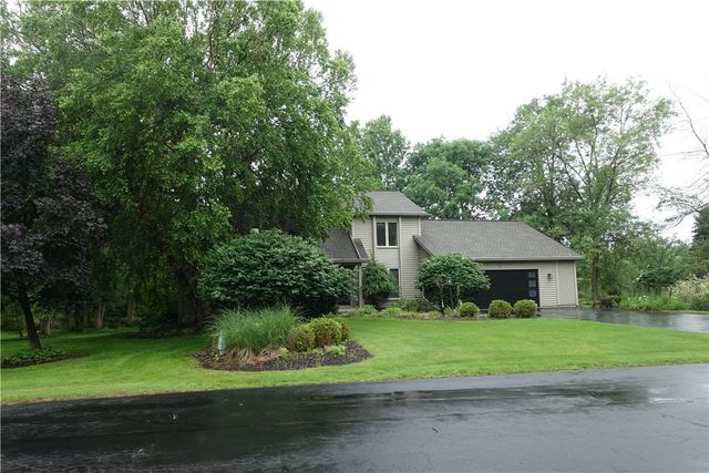 15 Valewood Run, Penfield, NY 14526