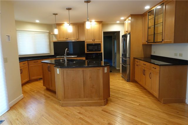 15 Valewood Run, Penfield, NY 14526