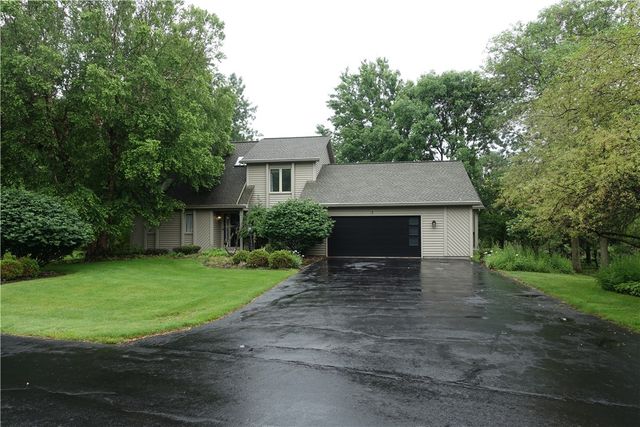 15 Valewood Run, Penfield, NY 14526