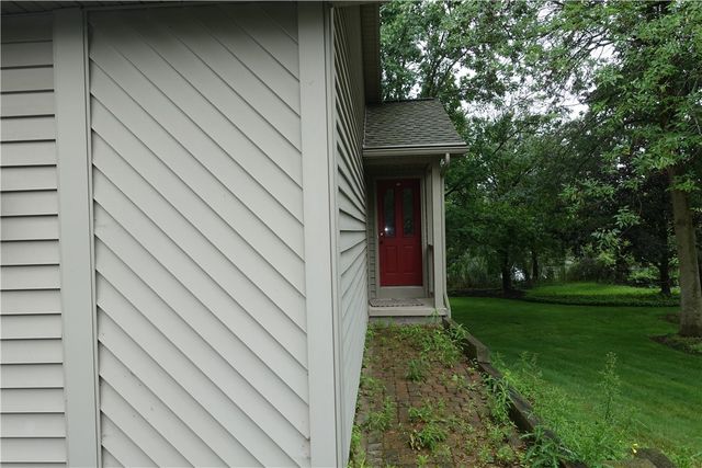 15 Valewood Run, Penfield, NY 14526