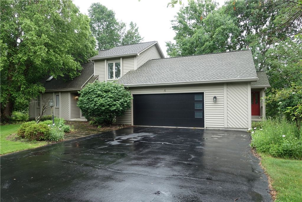 15 Valewood Run, Penfield, NY 14526