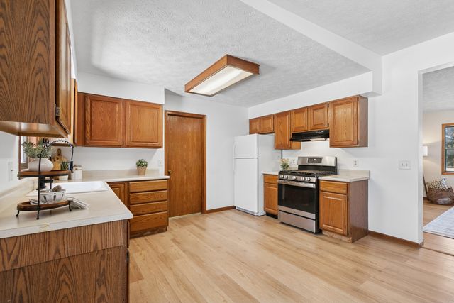 33430 N Hunt Club Road, Libertyville, IL 60048